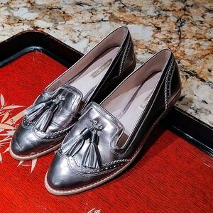 Louise et Cie silver metallic slip on's w tassels. SZ 7M 37.
